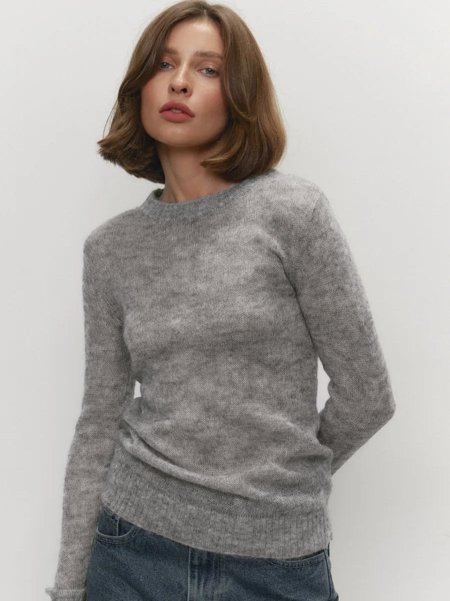 Pulover cu gât rotund și model tricotat cu cablu.