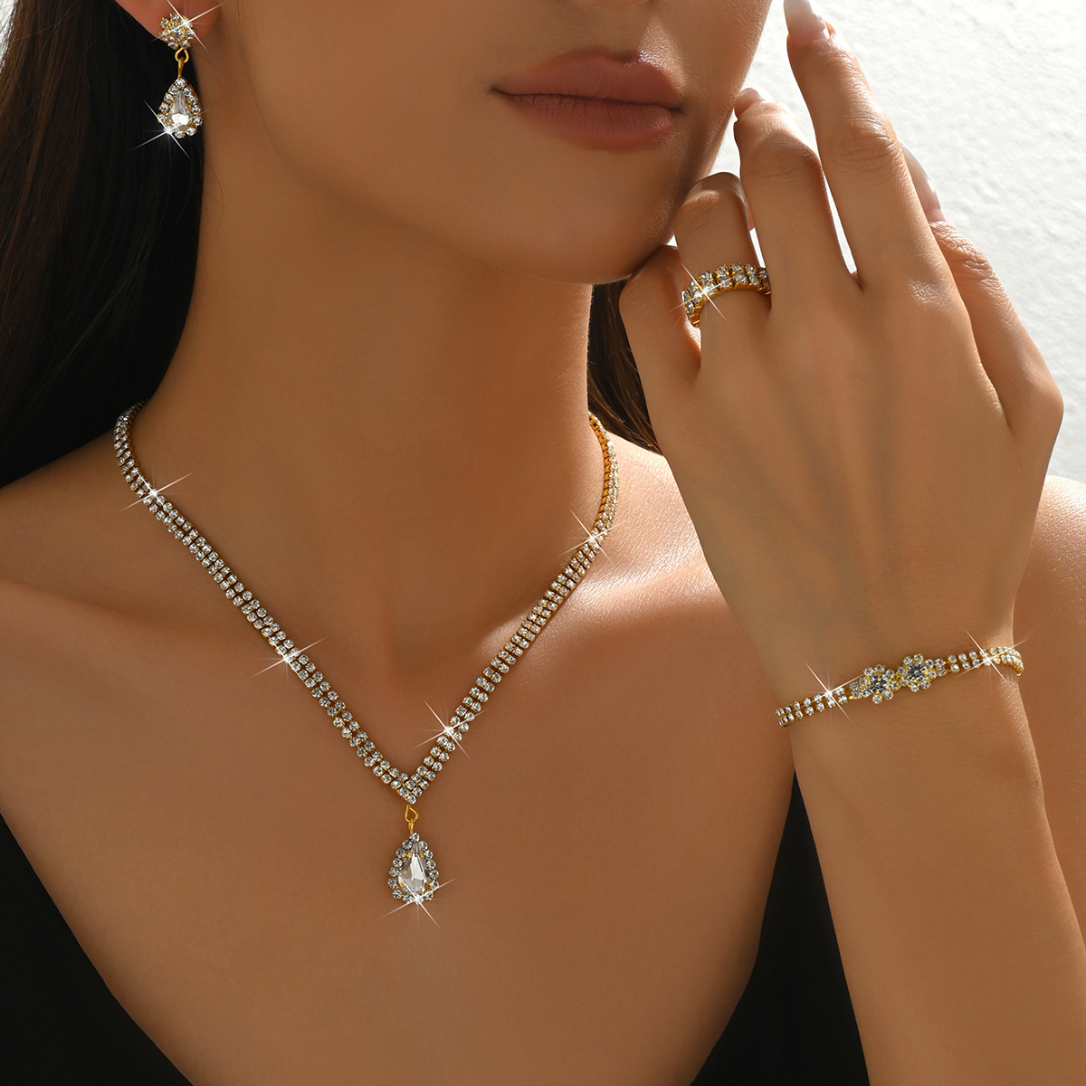 Set de bijuterii cu strasuri pentru femei, 4 piese: colier, cercei, brățară și inel; accesorii elegante de costum de mireasă pentru petrecerea de nuntă