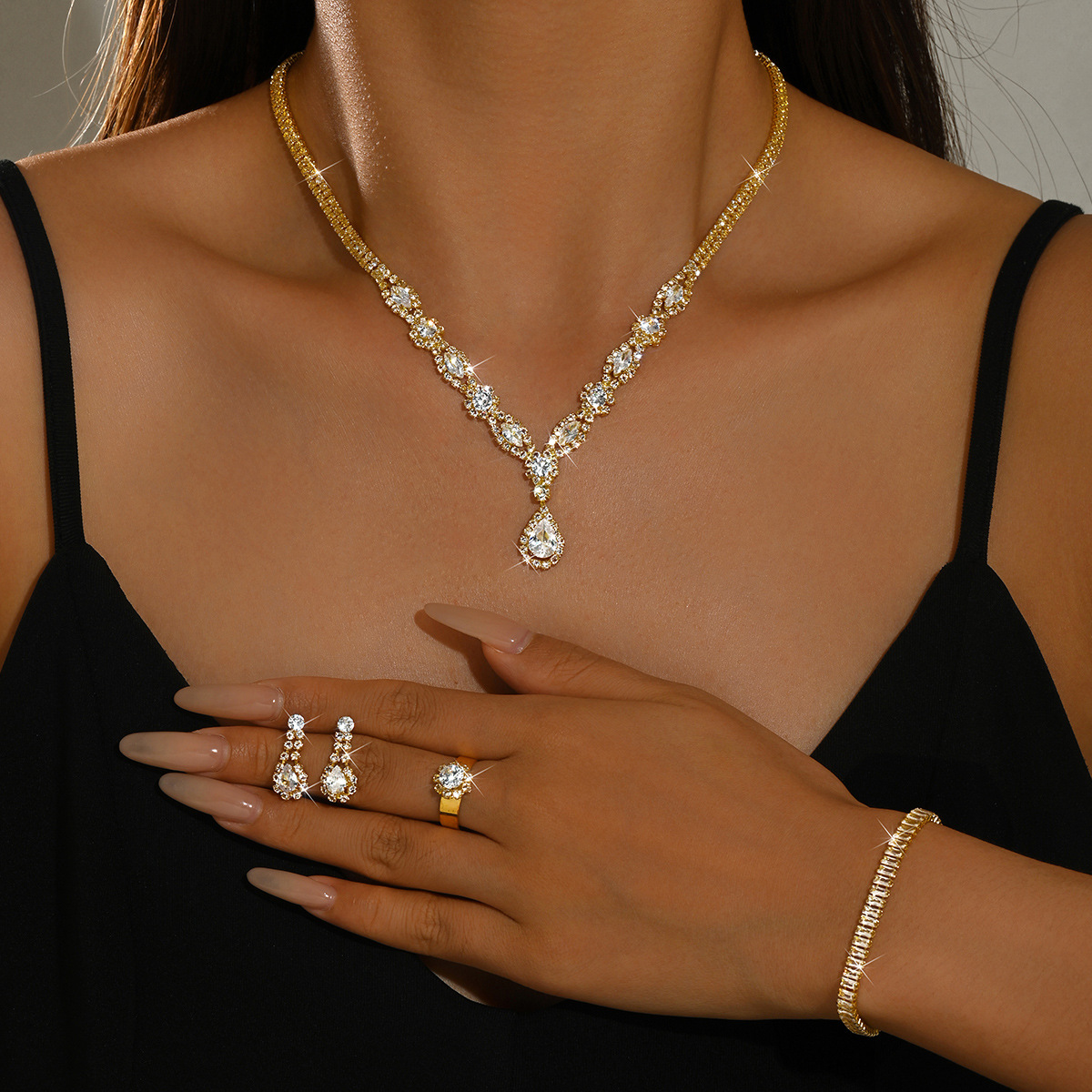Set de bijuterii pentru femei, 4 piese, în nuanțe aurii, cu strasuri: colier, cercei atârnători, brățară și inel; accesorii de costum de mireasă elegante