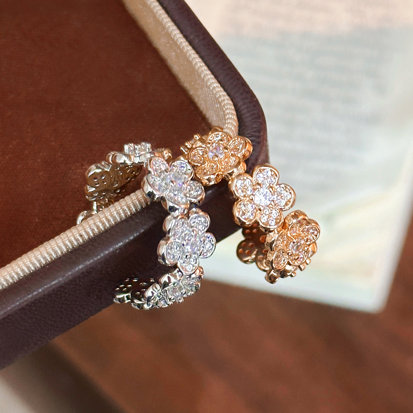 Original Design Dazzling Four-Leaf Clover Full Zircon