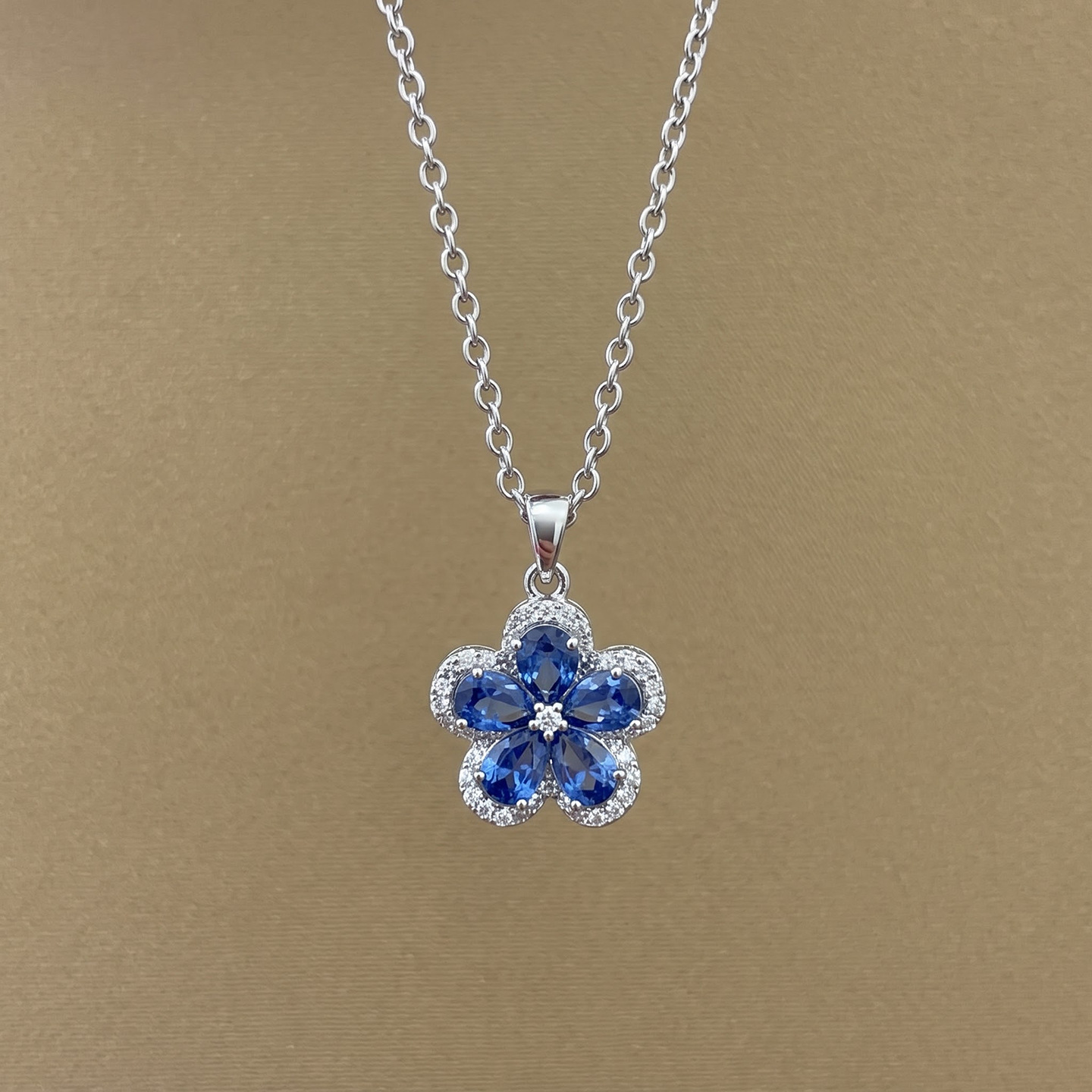 Trendy Wholesale Flower Blue Zircon Clavicle Necklace For Ladies, Light Luxury Premium Stainless Steel Versatile Pendant Necklace