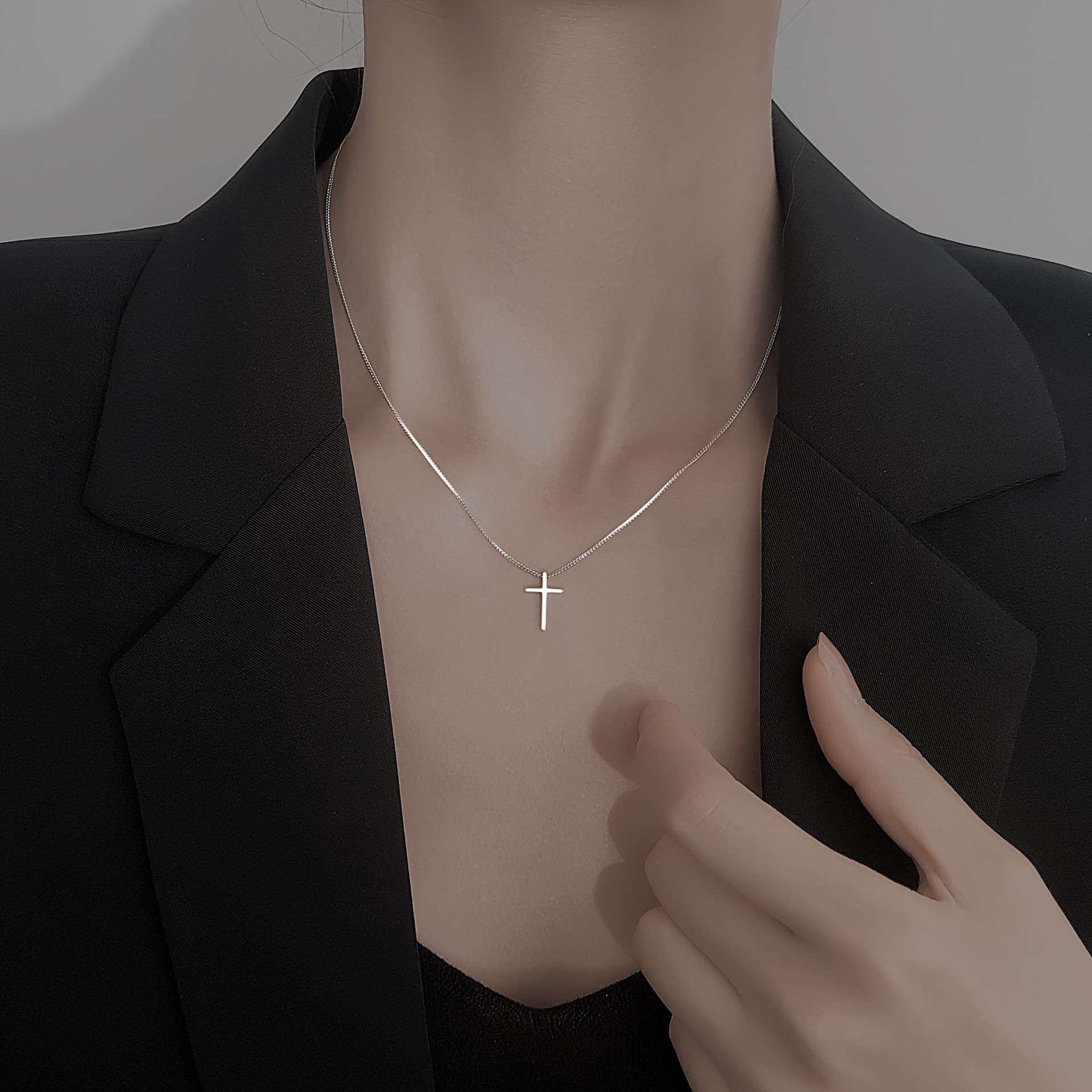 European And American Glossy Cross S925 Sterling Silver Necklace 2023 New Fashion Clavicle Design Sense Female Jewelry