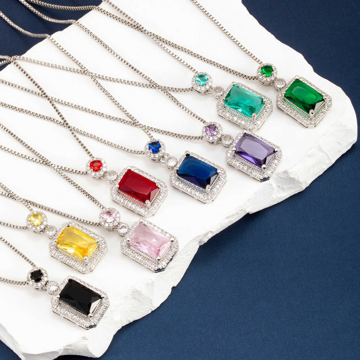 Colier european și american transfrontalier, de lux ușor, elegant, cu pandantiv pătrat din cupru cu micro-incrustări de zircon, bijuterie de nișă pentru