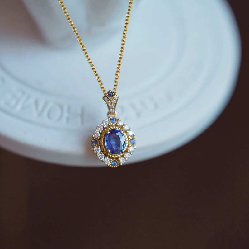 2025 European And American Palace Style Oval Imitation Sapphire Pendant Retro Elegant Necklace Necklace Clothing Accessories Fashion