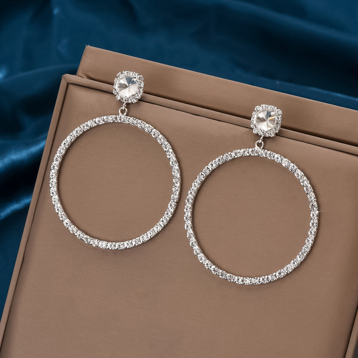 Best-Selling Luxury Geometric Hoop Earrings With A Bold And Unique Design, Simple And Stylish, Diamond-Studded Large Hoop Earrings With A Versatile And Elegant Look product image