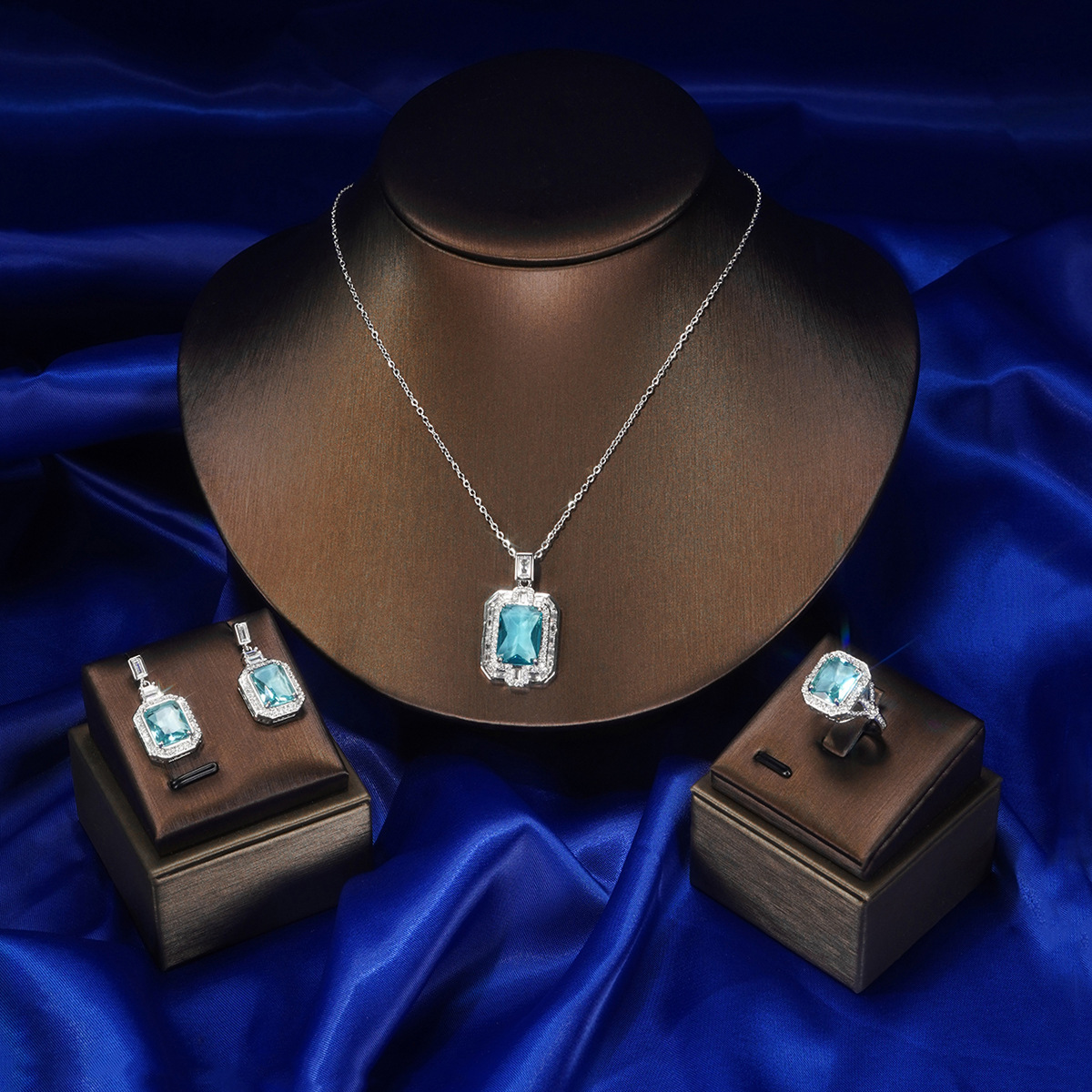 Square High-End Perfume Bottle T Ring Texture