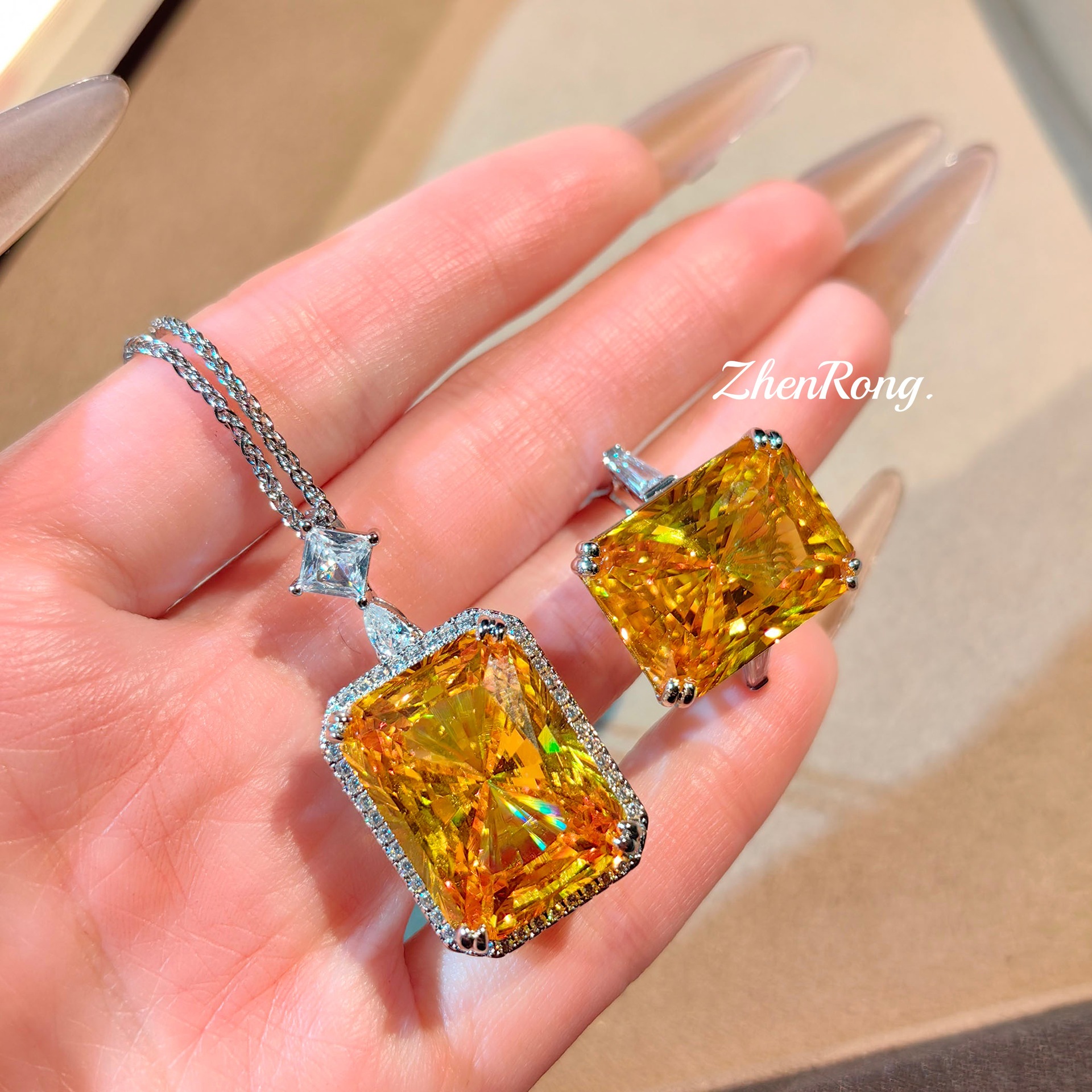 High-End Radiant Perfume Bottle Pendant Necklace Inlaid