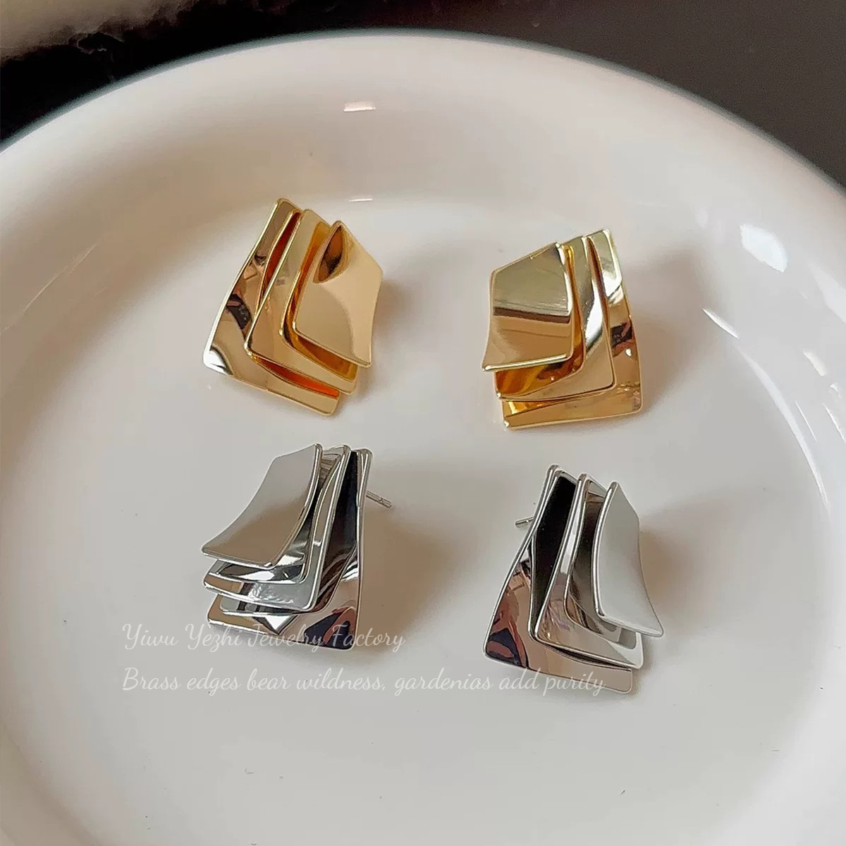 Multi-layered Geometric Square Earrings, Gold And Silver Two-tone, With A Sophisticated And Cool Aesthetic, Suitable For Everyday Wear And Versatile For Various Outfits, Women's Earrings