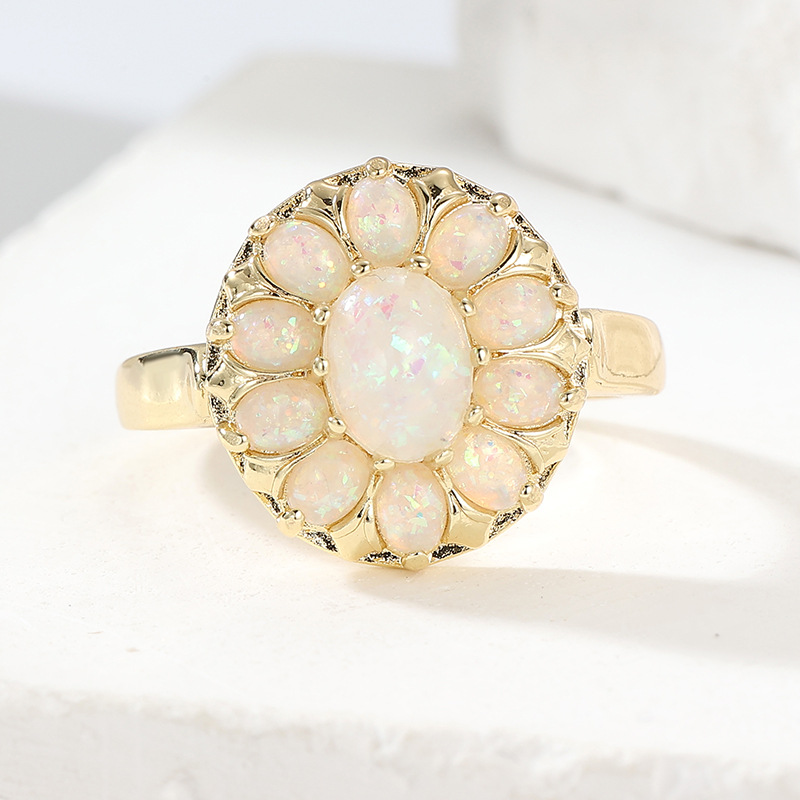 Inel statement vintage cu opal și motive florale, din alamă cu finisaj auriu, oval, pentru femei, stil boho, elegant, potrivit pentru purtarea zilnică