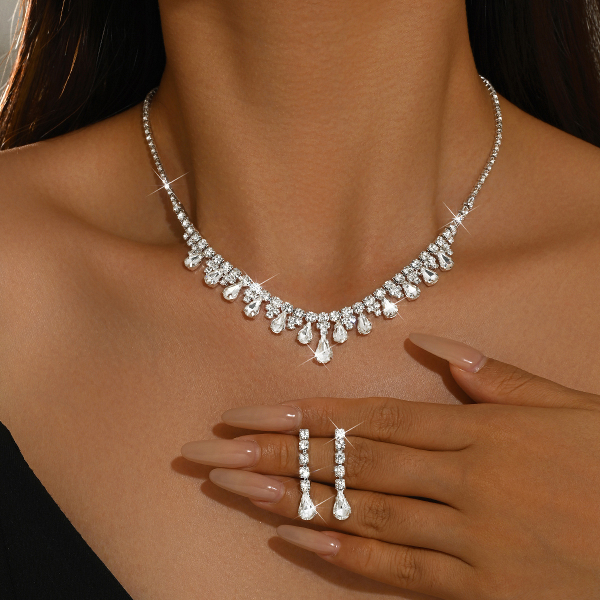 Set de bijuterii pentru femei, 2 piese, în formă de „V” cu pietre strass în formă de lacrimă și cascadă, compus din colier tip choker și cercei lungi