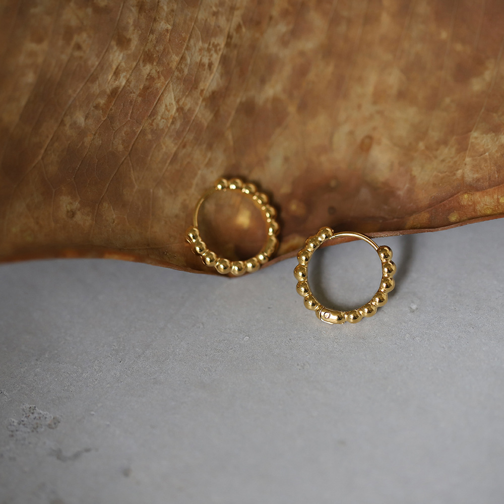 French Simple Ins Style Retro Work Clothing Small Gold Bead Ball Earrings Titanium Steel Gold Silver Wholesale