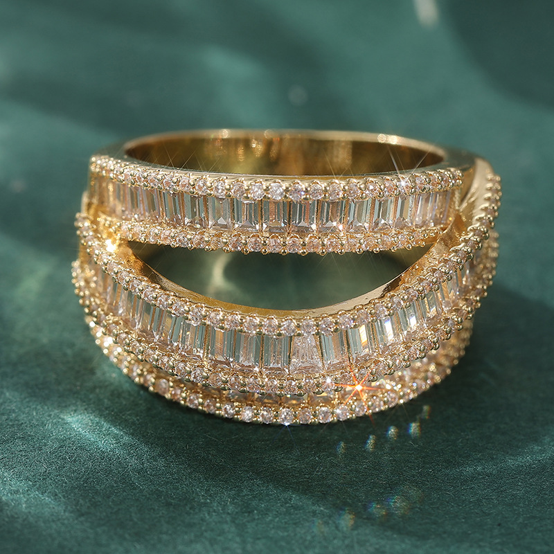 Inel de lux tip „baguette” cu straturi de cristal, din alamă cu finisaj auriu, cu bandă lată – bijuterie de seară pentru femei, în stil statement și la modă