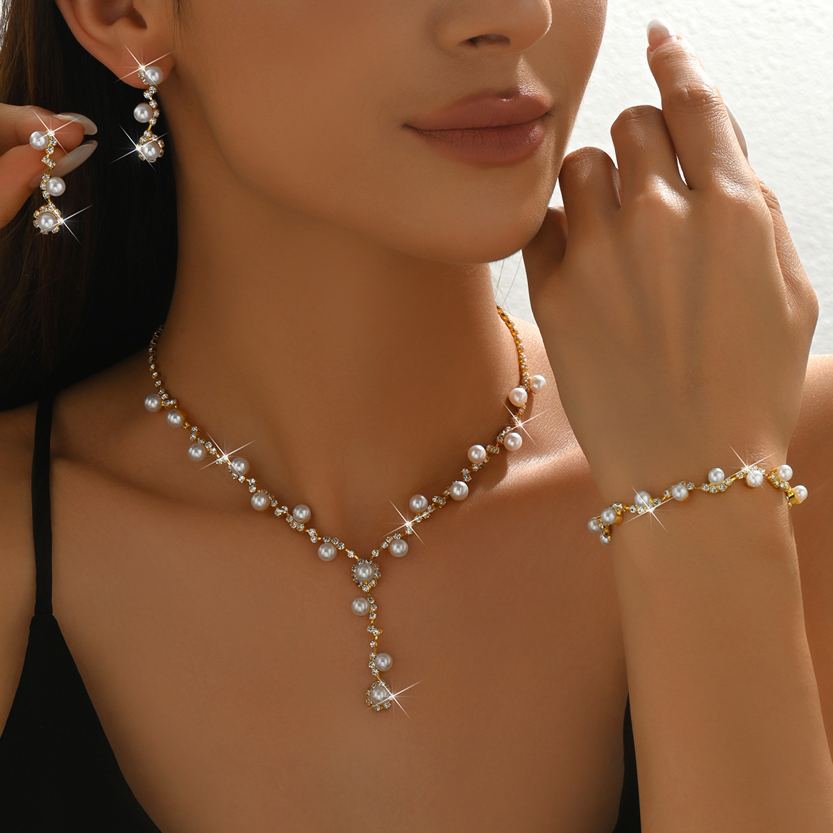 Set de bijuterii cu strasuri și perle pentru femei, format din 3 piese: colier tip choker, cercei atârnători și brățară; accesorii elegante de modă pentru