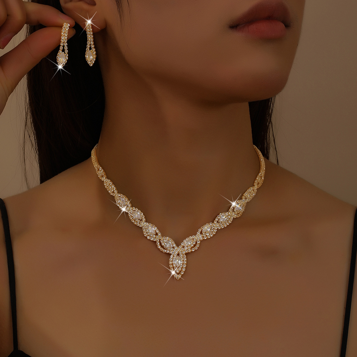 Set de bijuterii pentru femei, 2 piese, în nuanțe aurii, cu strasuri în formă de marquise răsucite, compus din colier și cercei atârnători, accesorii