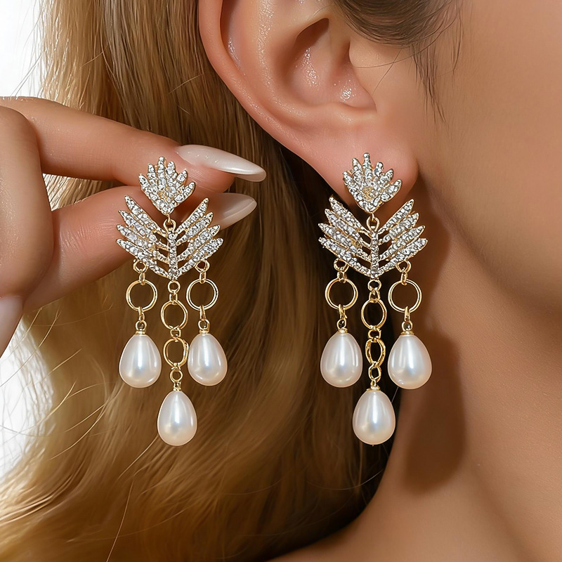 Womens Leaf Teardrop Rhinestone Inlaid Tassel Stud