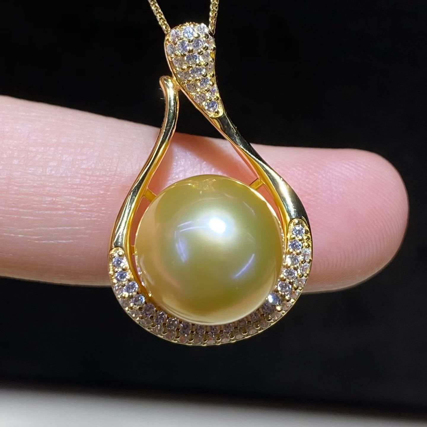 Natural South Sea Gold Pearl Pendant, Round Seawater Pearl Necklace For Women, Light Luxury Inlaid High-End Jewelry, One Item With One Certificate product image