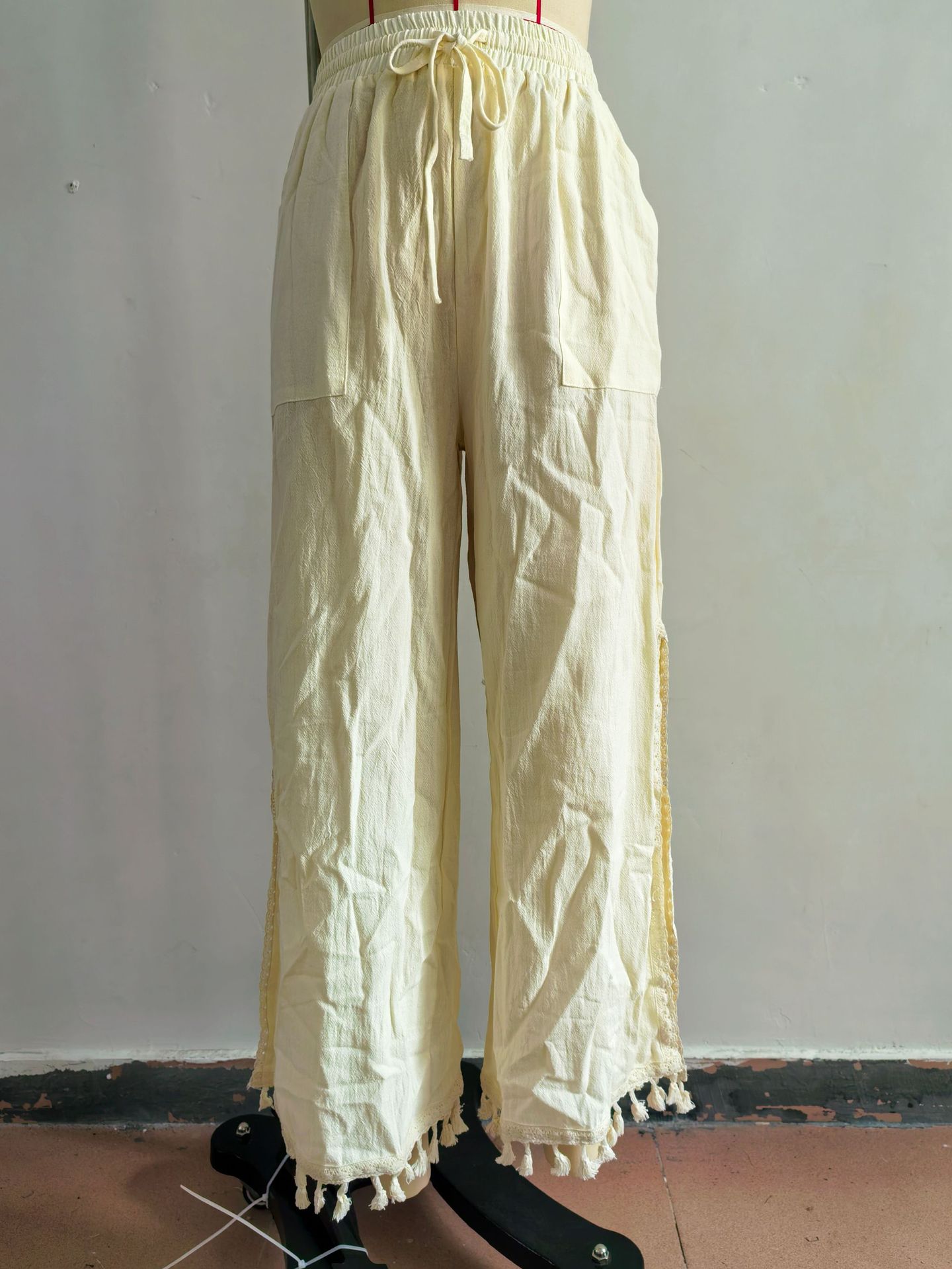 Women's bohemian pants – flowing wide-leg silhouette in motion