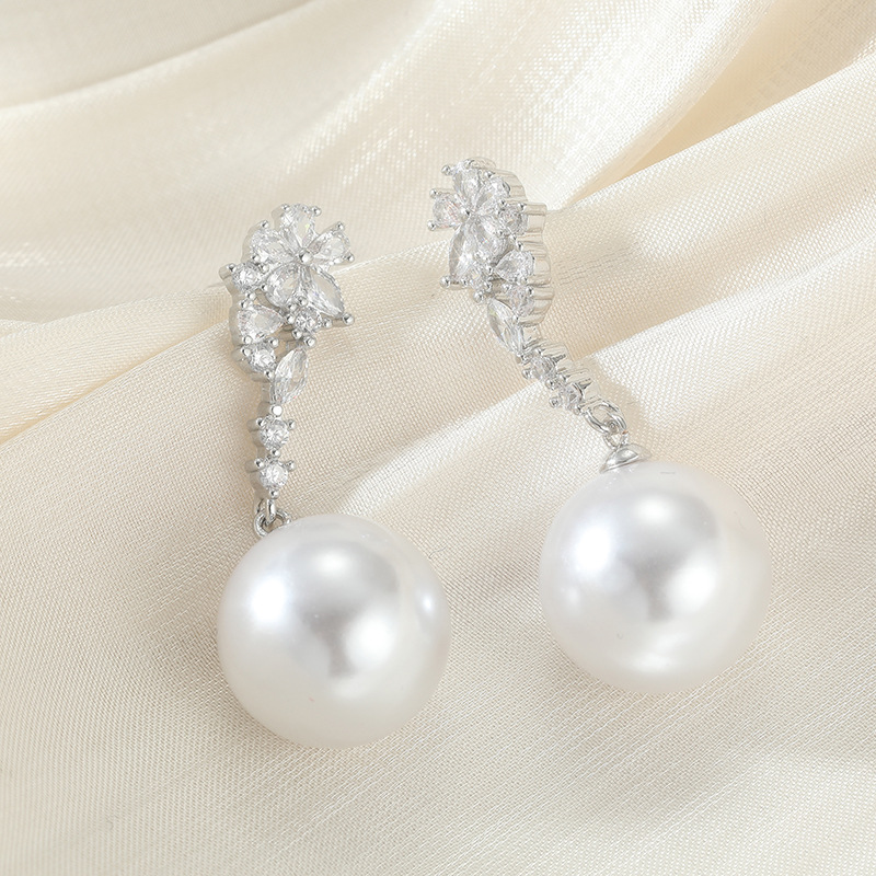 Élégantes boucles d'oreilles perles en laiton argenté pour femme Fête de mariage fleuri cristal joaillerie déclaration