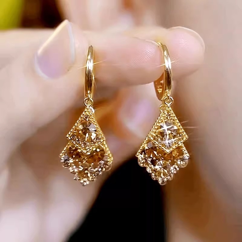New Autumn And Winter Elegant Goddess Exquisite Fashion Ear Buckle Elegant All-match Golden French Earrings Diamond Shining Earrings