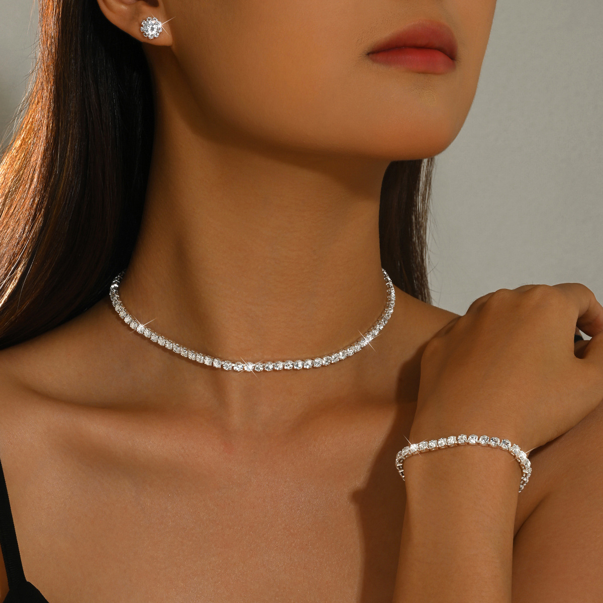 Set de bijuterii pentru femei, 3 piese, în nuanță argintie, cu strasuri, compus din colier tip choker, cercei cu șurub și brățară; accesorii clasice de
